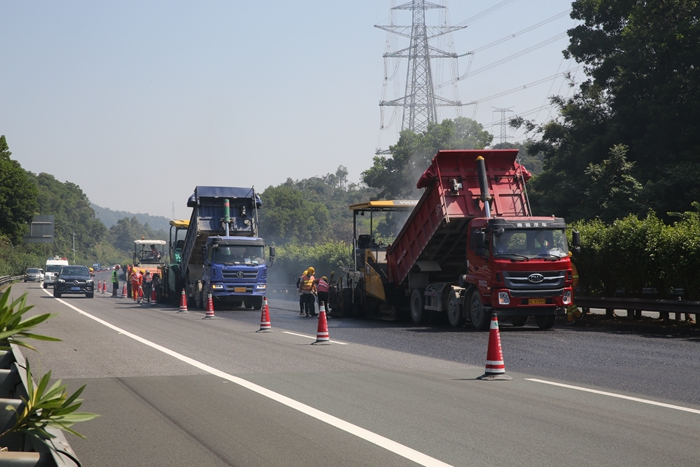 2020年快易通薄層罩面技術(shù)應(yīng)用在廣河高速2.JPG